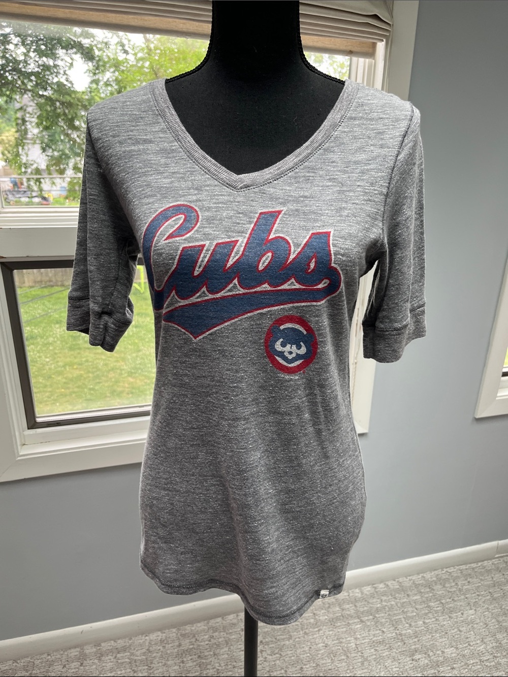 Chicago Cubs Women’s Gray Short Sleeve V-Neck Tee